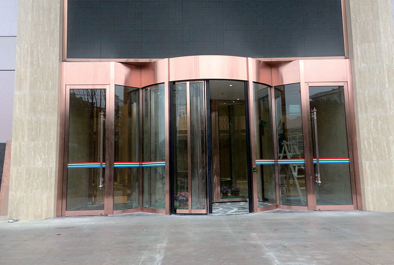 金融大厦两翼自动旋转门-麻豆蜜桃69无码专区在线安装工程